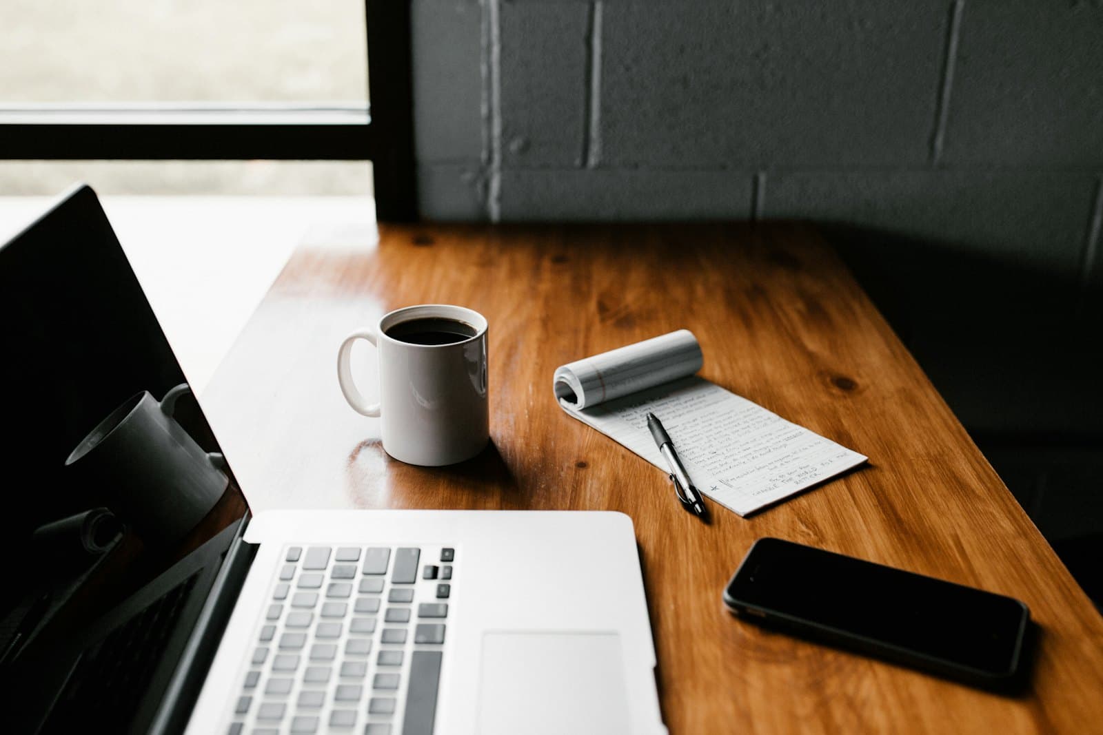 Why Working From a Laptop Is Wrecking Your Neck (And the Fix for Lisbon Nomads)